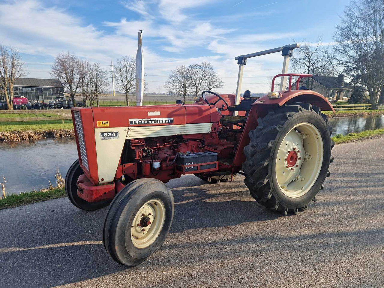 Tractor International 624
