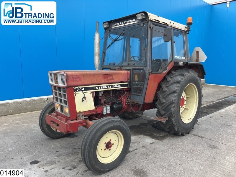 Tractor International 744 54 kW 72 HP, Manual