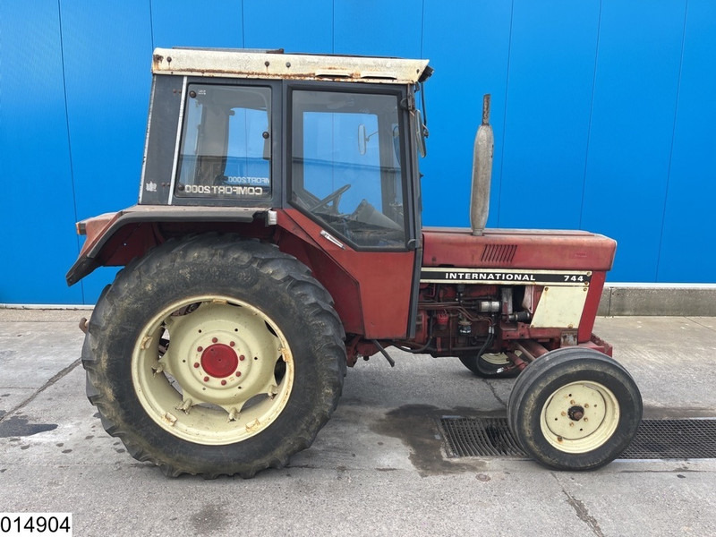 Tractor International 744 54 kW 72 HP, Manual