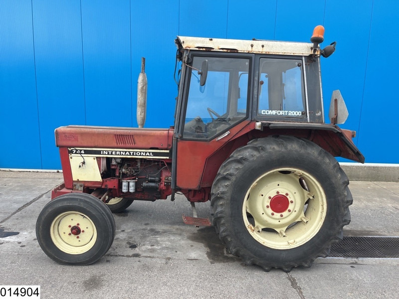 Tractor International 744 54 kW 72 HP, Manual