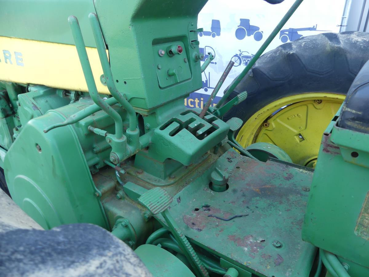 Tractor John-Deere 730