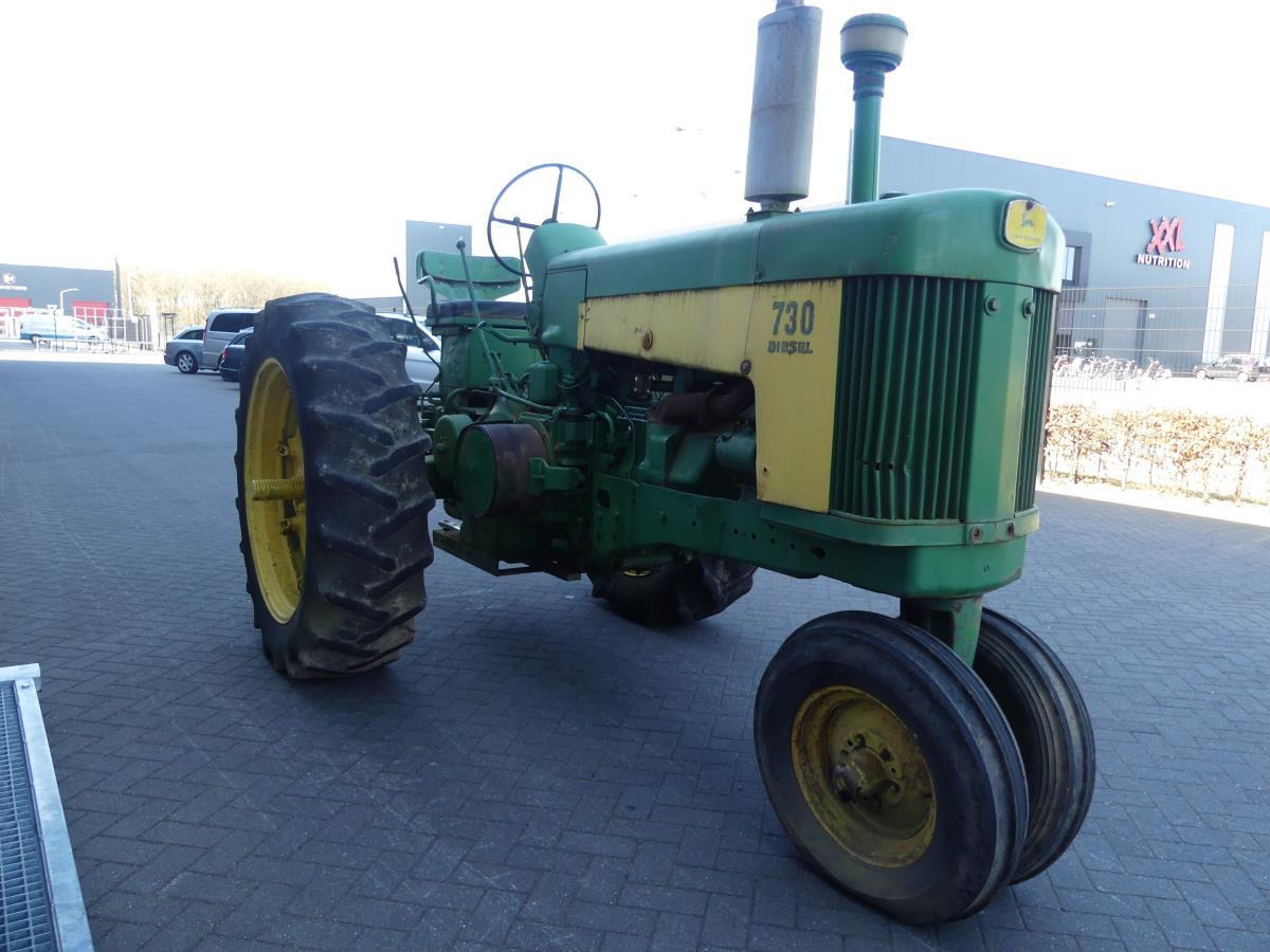 Tractor John-Deere 730