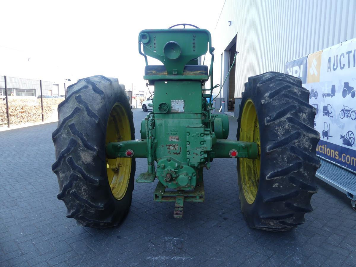 Tractor John-Deere 730