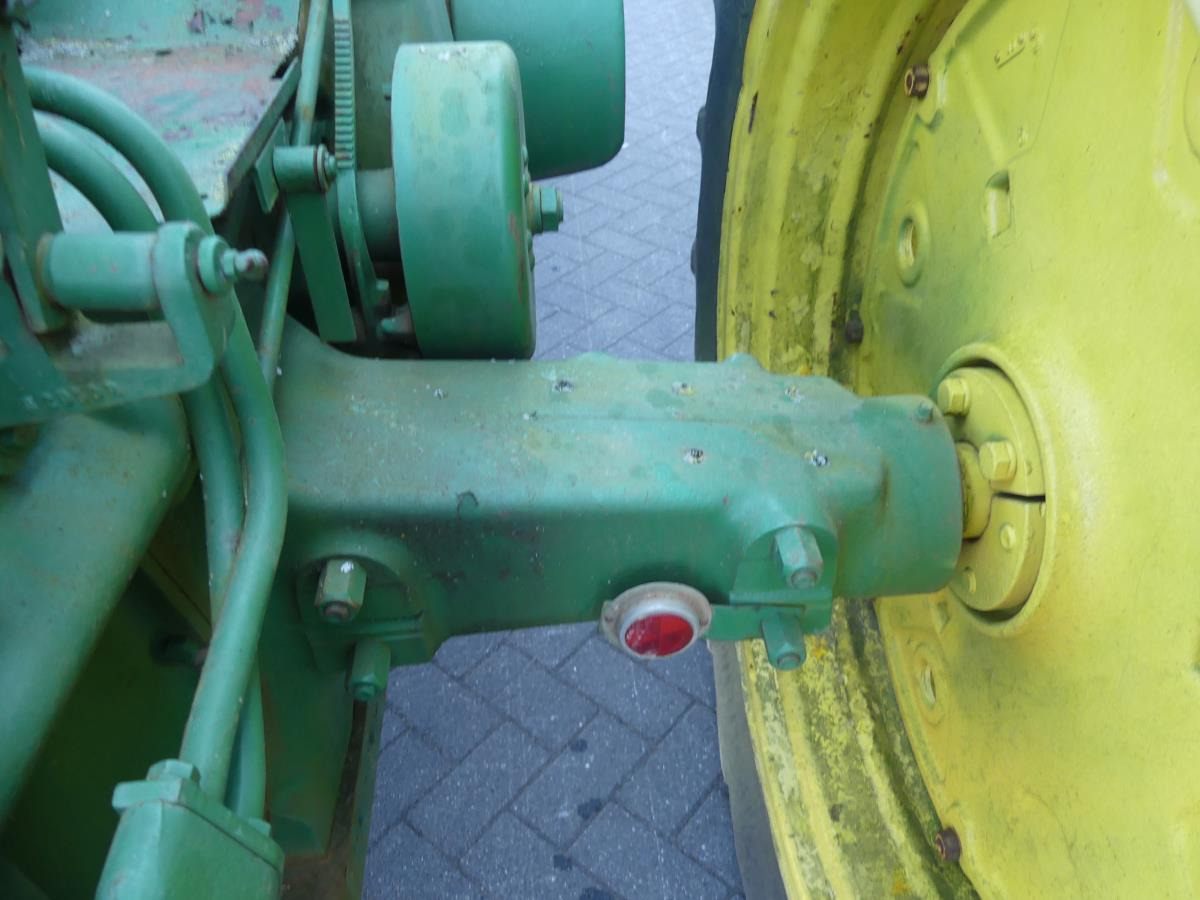 Tractor John-Deere 730
