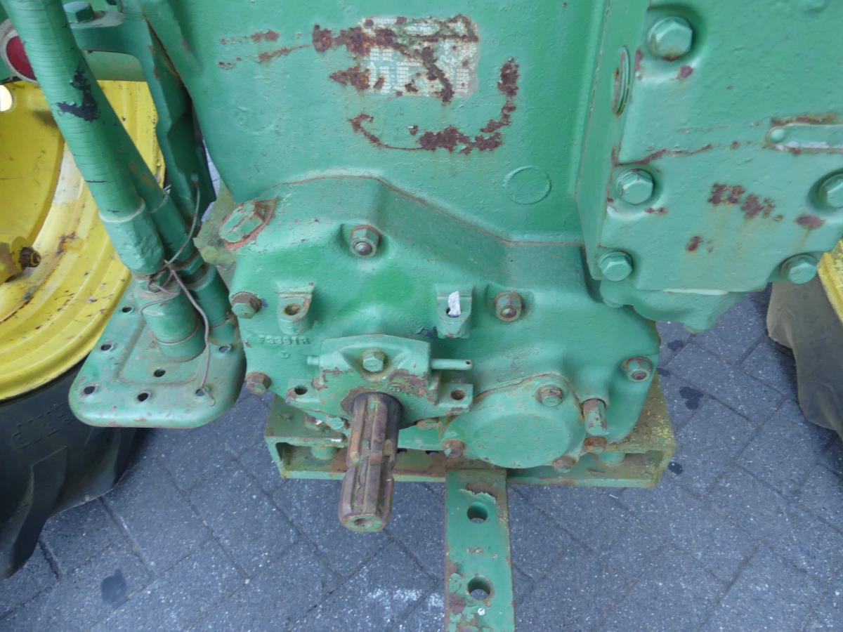 Tractor John-Deere 730