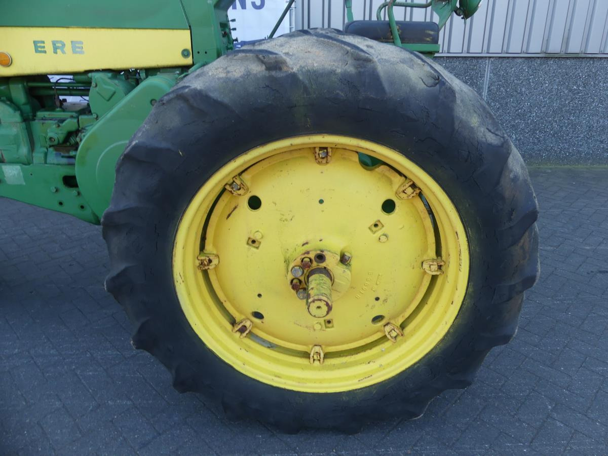 Tractor John-Deere 730