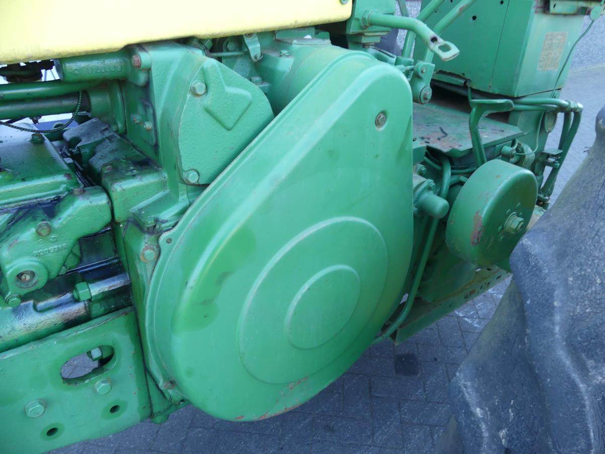 Tractor John-Deere 730