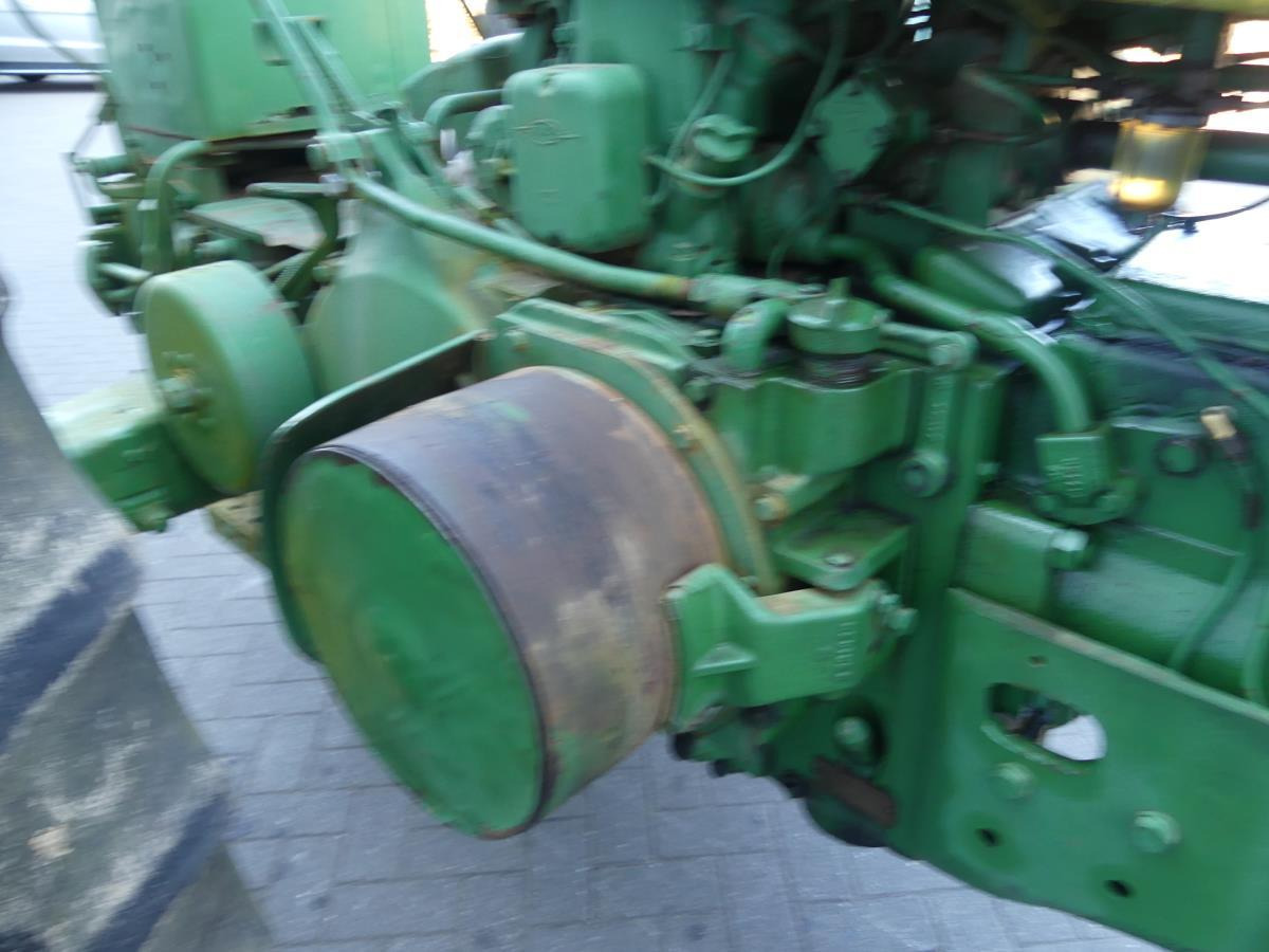 Tractor John-Deere 730