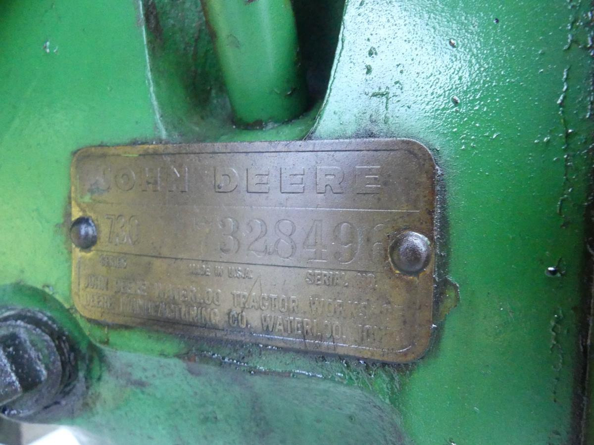 Tractor John-Deere 730
