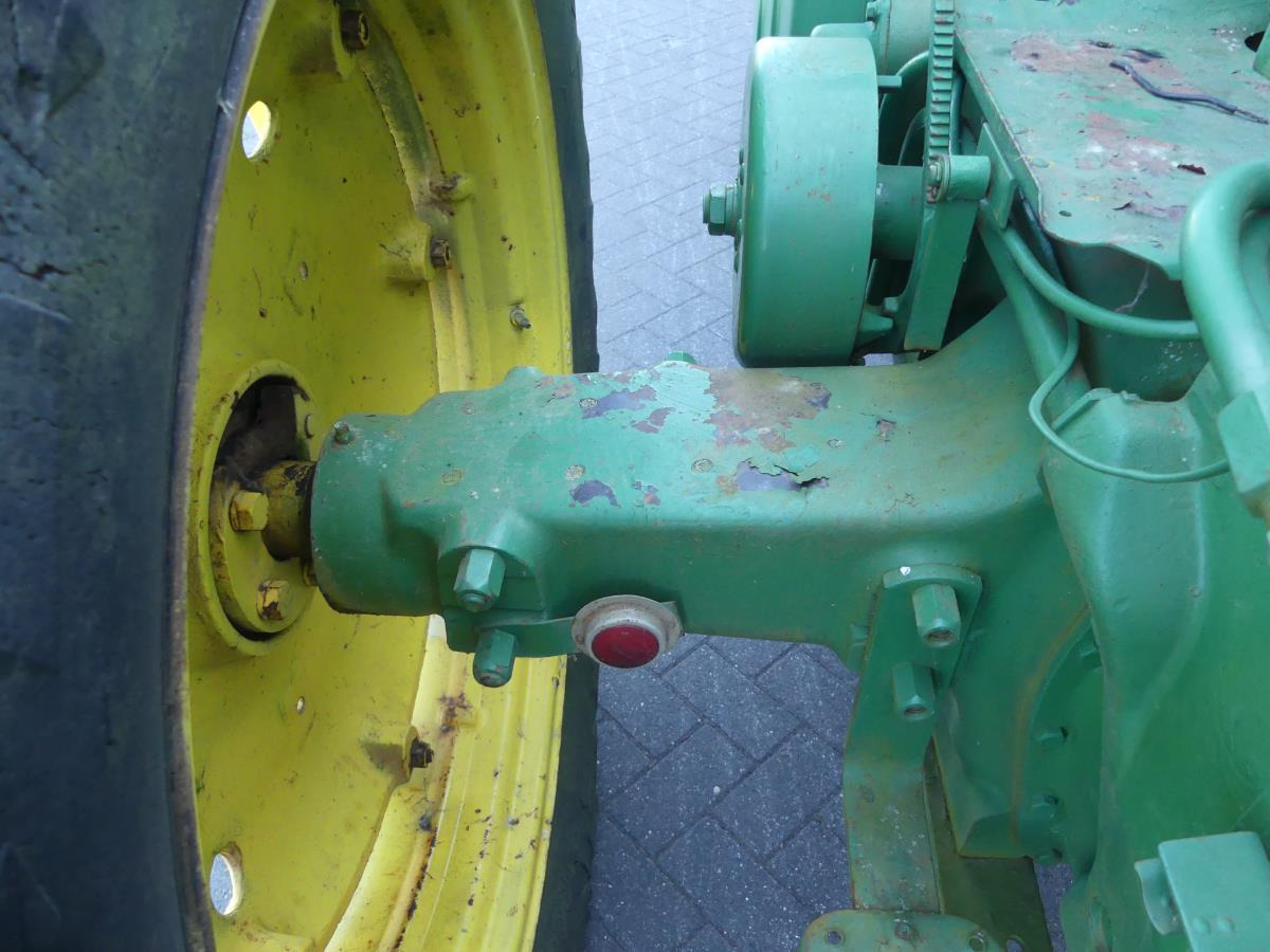 Tractor John-Deere 730