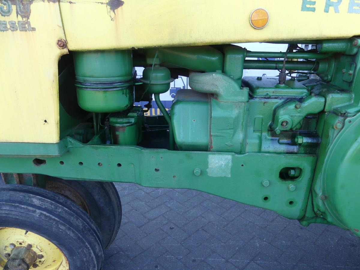 Tractor John-Deere 730