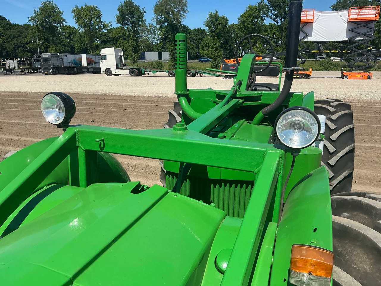 Tractor John deere R