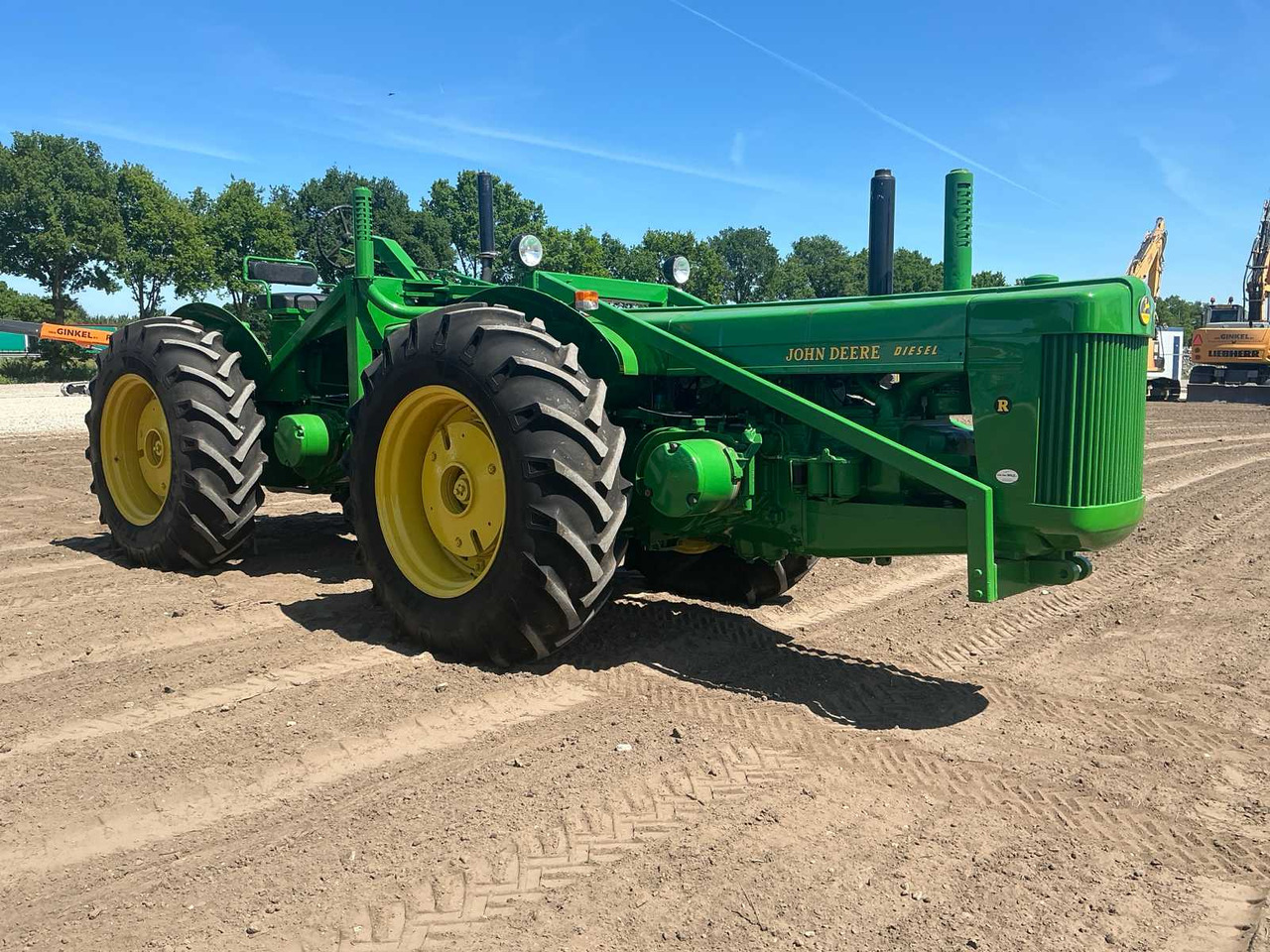 Tractor John deere R