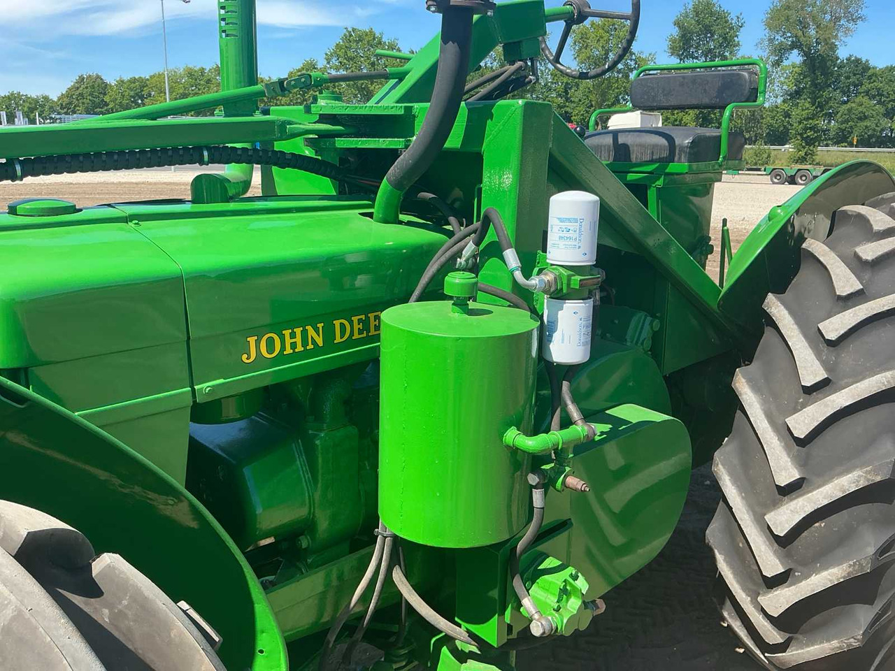 Tractor John deere R