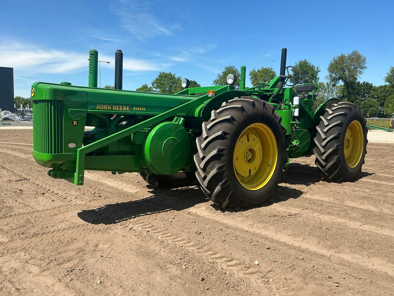 Tractor John deere R