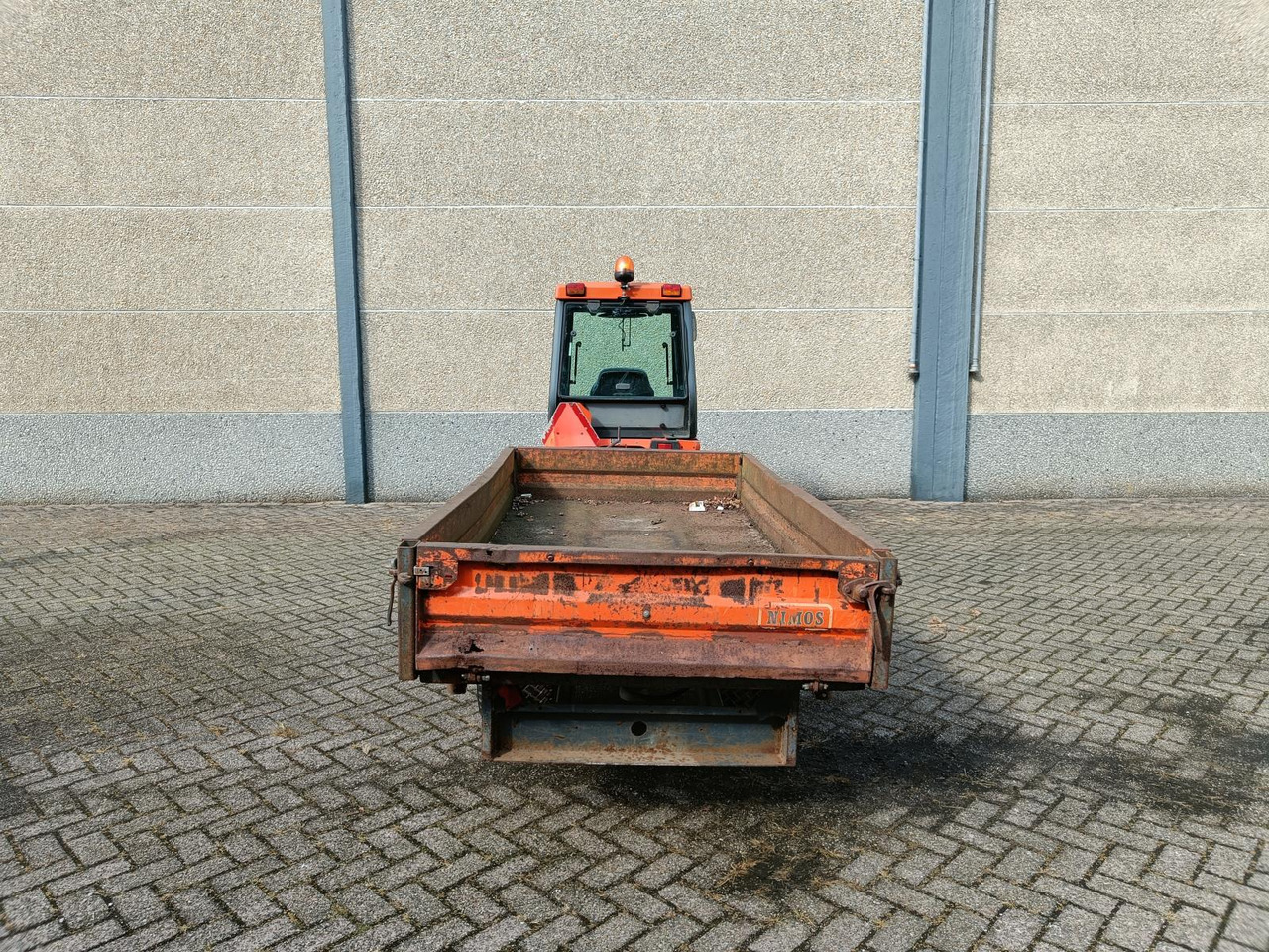 Tractor Kubota B2410 met Nimos Kipper