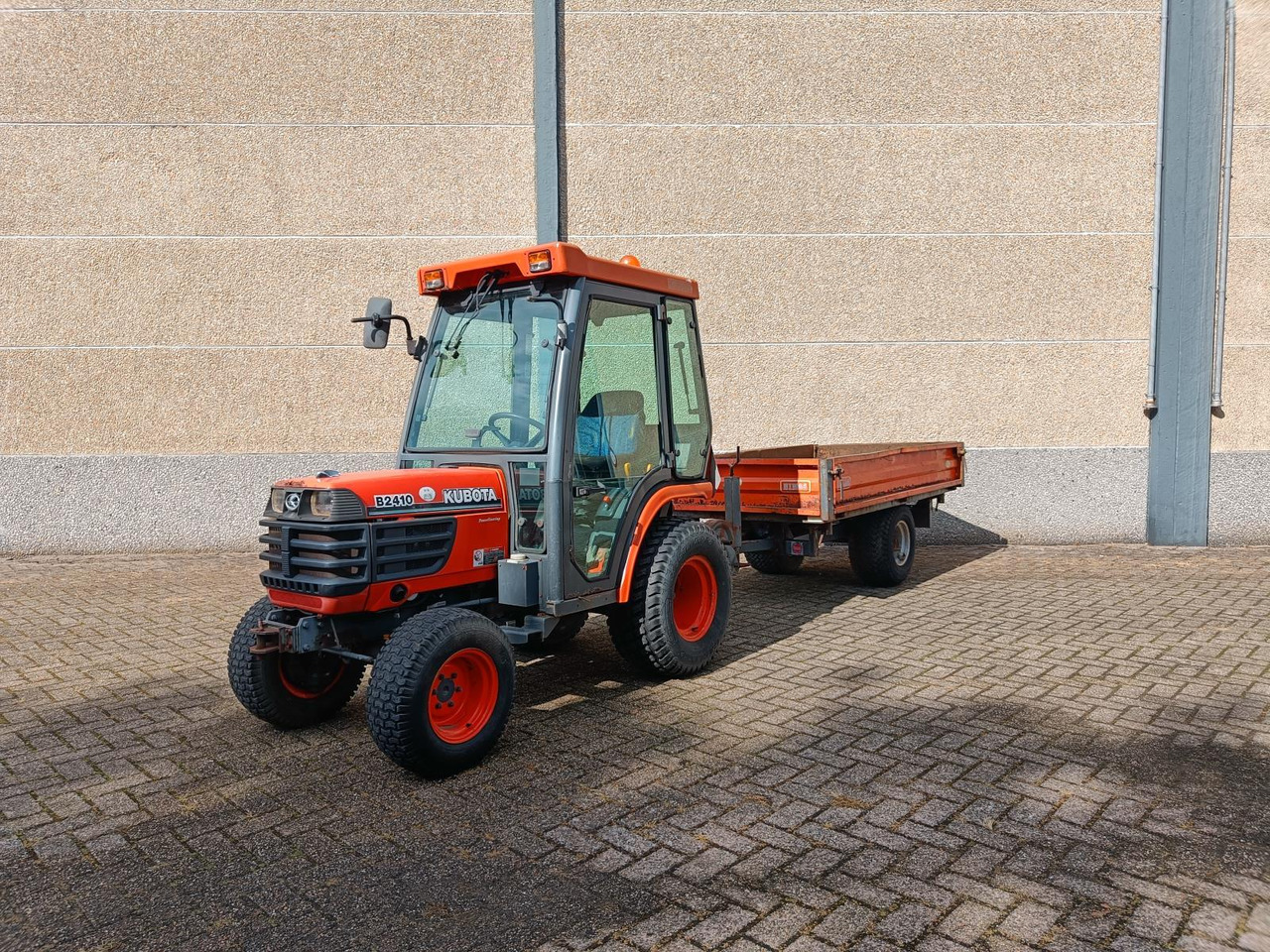 Tractor Kubota B2410 met Nimos Kipper