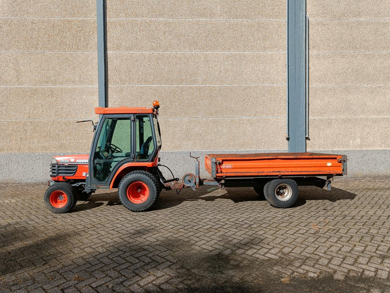 Tractor Kubota B2410 met Nimos Kipper