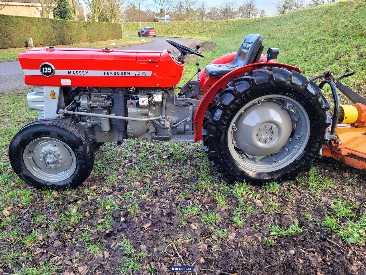 Tractor Massey Ferguson 135 smalspoor trekker