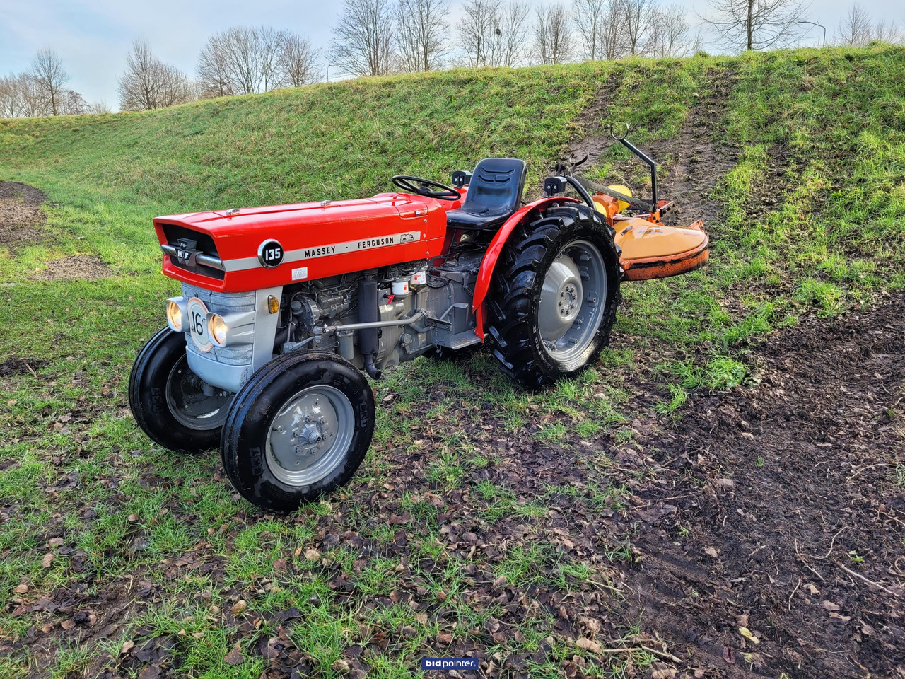 Tractor Massey Ferguson 135 smalspoor trekker