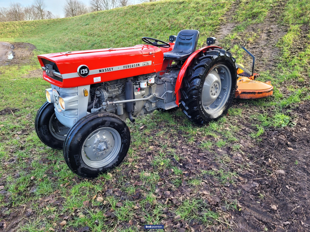 Tractor Massey Ferguson 135 smalspoor trekker