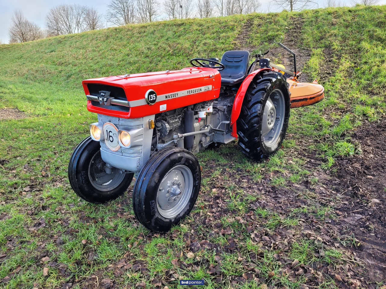 Tractor Massey Ferguson 135 smalspoor trekker