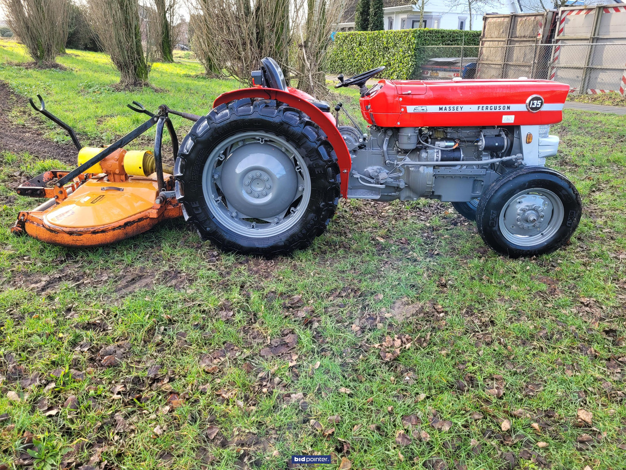 Tractor Massey Ferguson 135 smalspoor trekker
