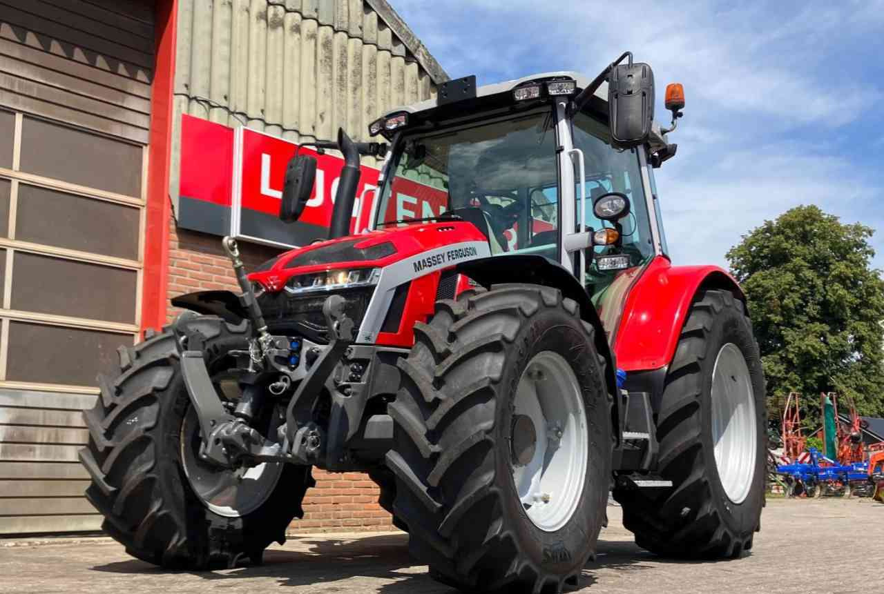 Tractor Massey Ferguson 5S.125 Dyna-4 Essential tractoren.
