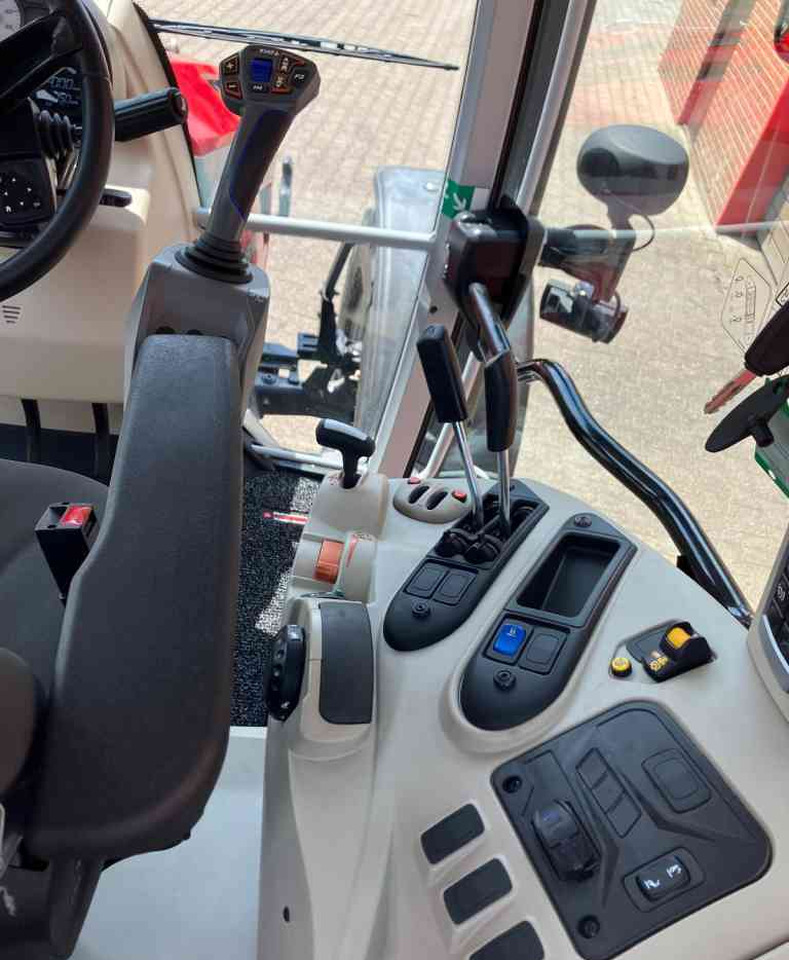 Tractor Massey Ferguson 5S.125 Dyna-4 Essential tractoren.