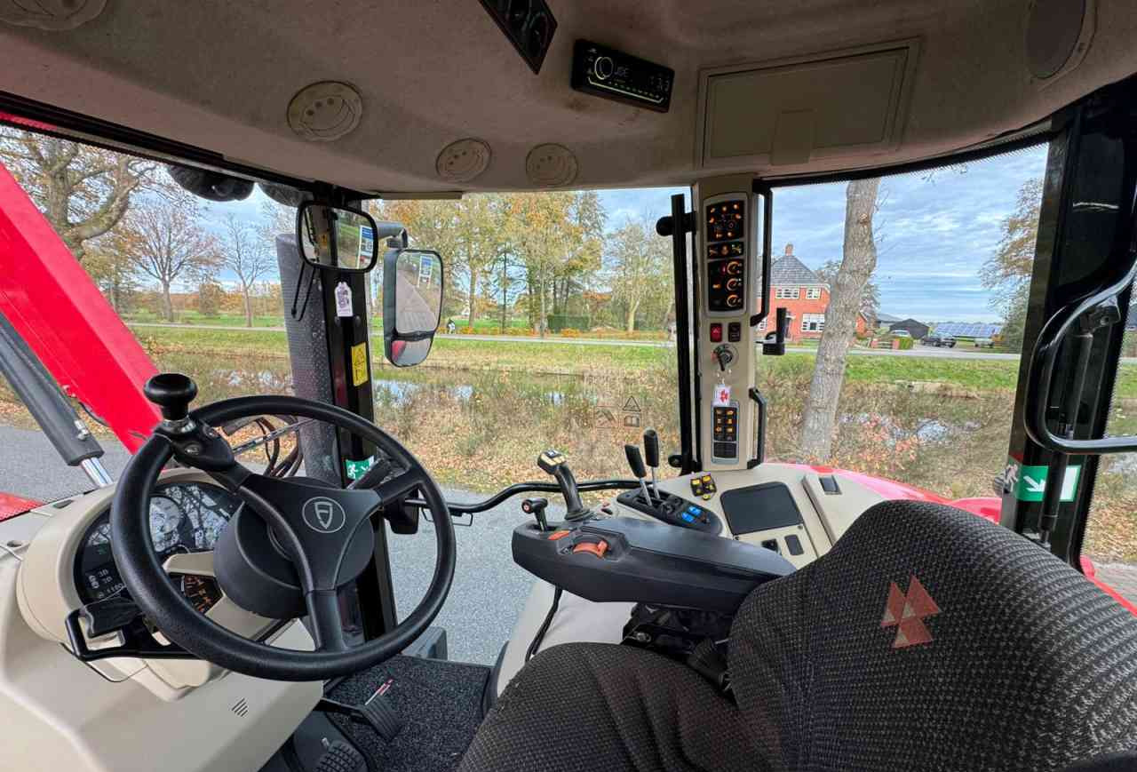 Tractor Massey Ferguson 7715S Dyna-6 Efficient Tractoren