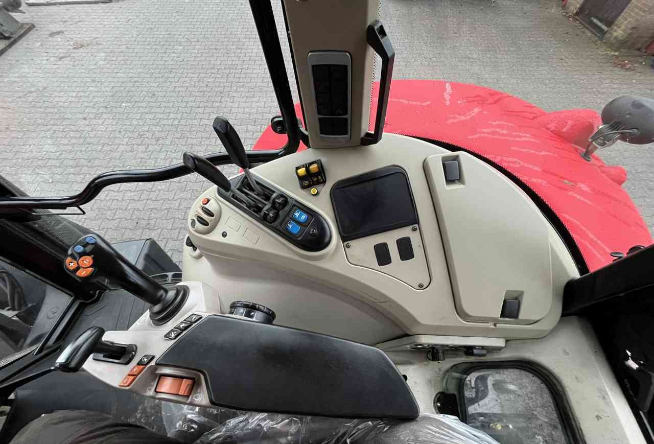 Tractor Massey Ferguson 7715 Dyna-6 Efficient Tractoren