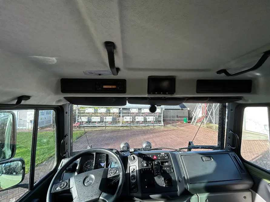 Tractor Mercedes-benz Unimog u 4023 dubbel cabine 9049 km
