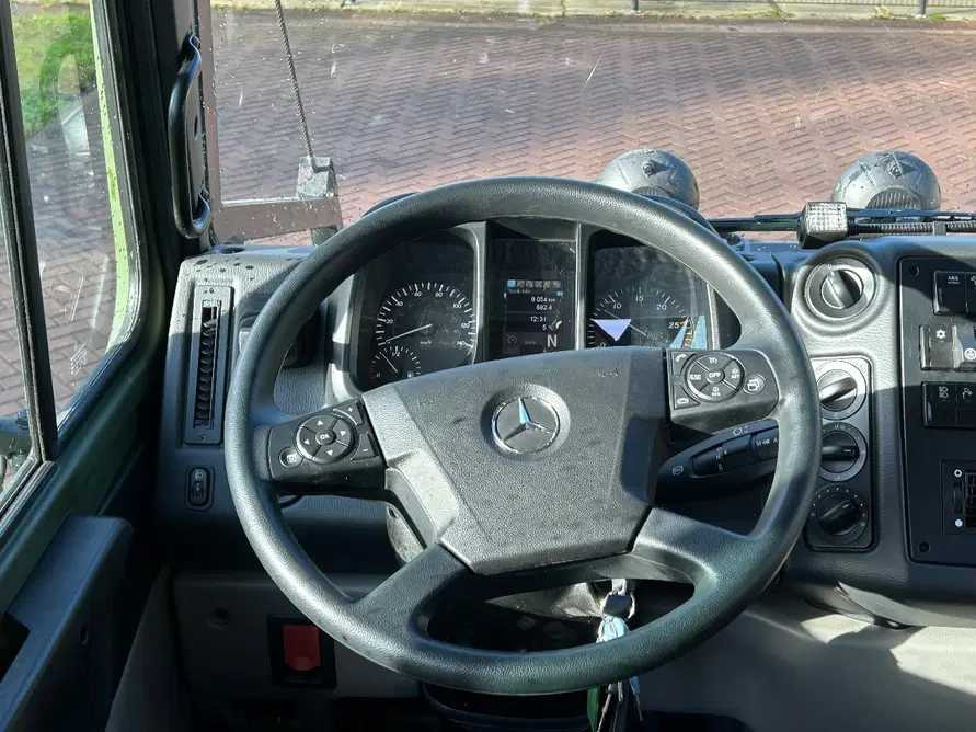 Tractor Mercedes-benz Unimog u 4023 dubbel cabine 9049 km