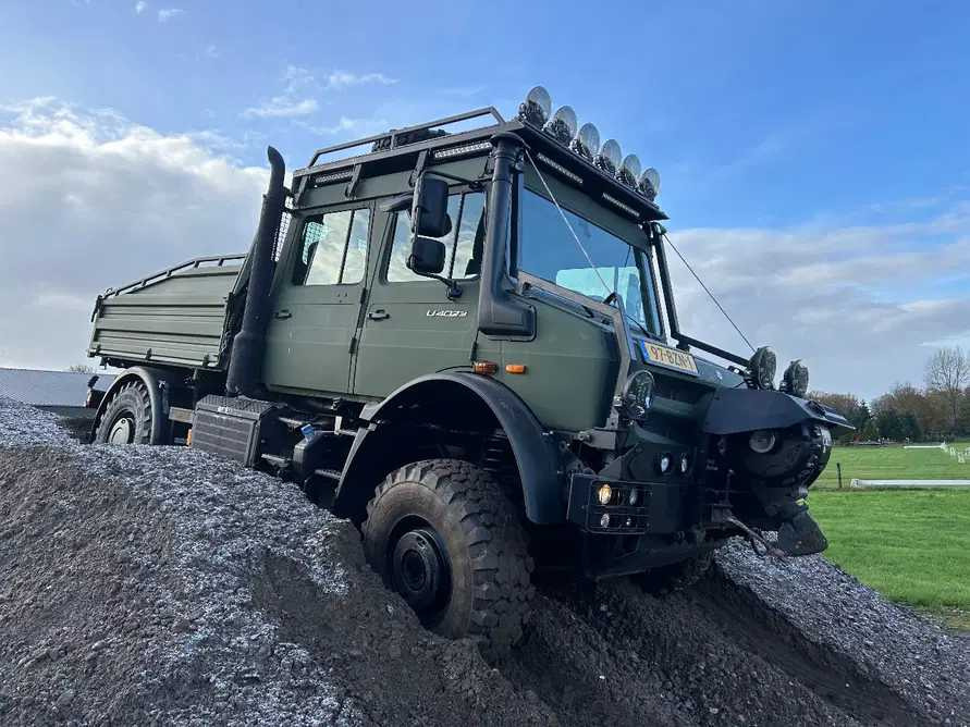 Tractor Mercedes-benz Unimog u 4023 dubbel cabine 9049 km