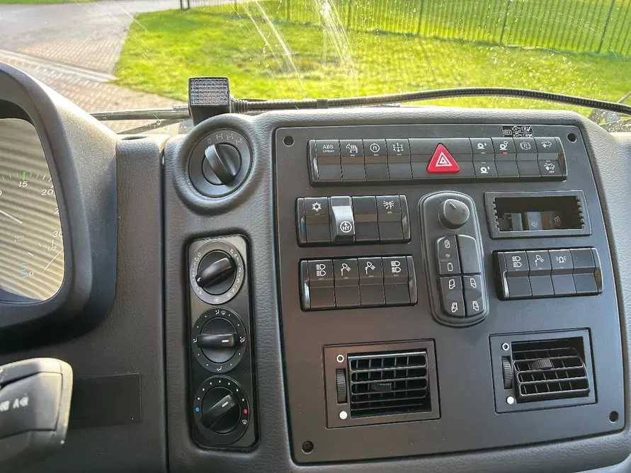 Tractor Mercedes-benz Unimog u 4023 dubbel cabine 9049 km