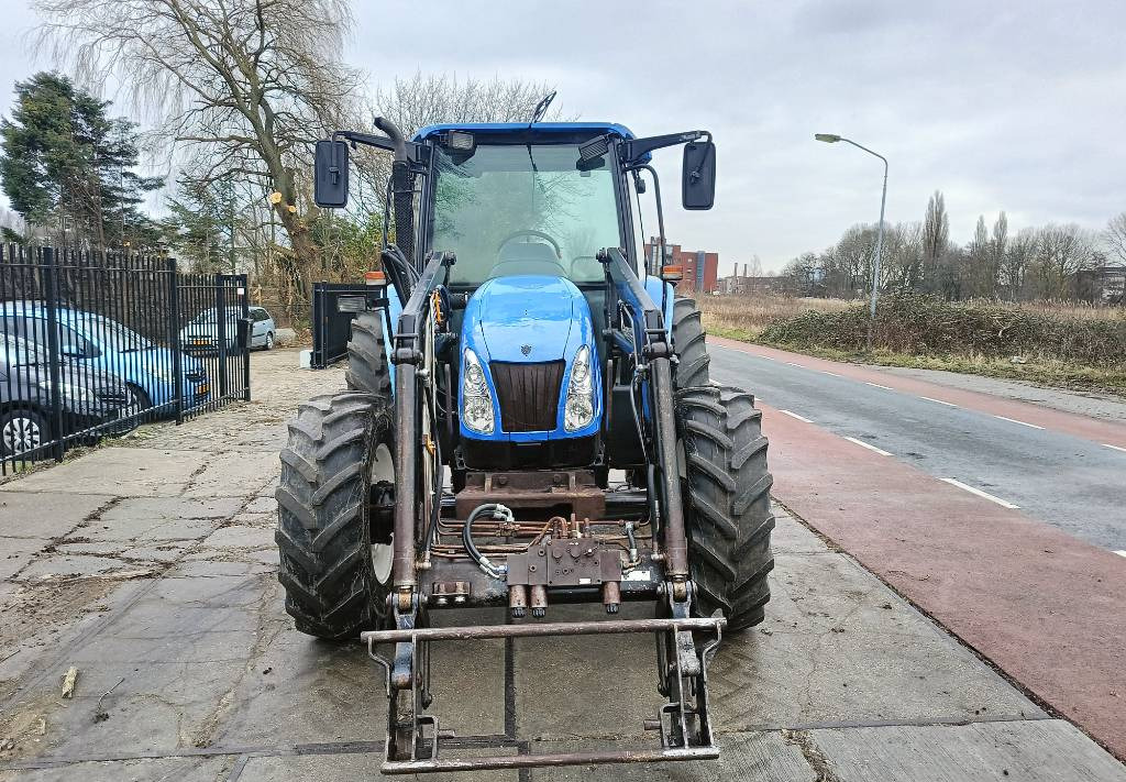 Tractor New Holland TL 100 A trekker tractor met front lader boom voor