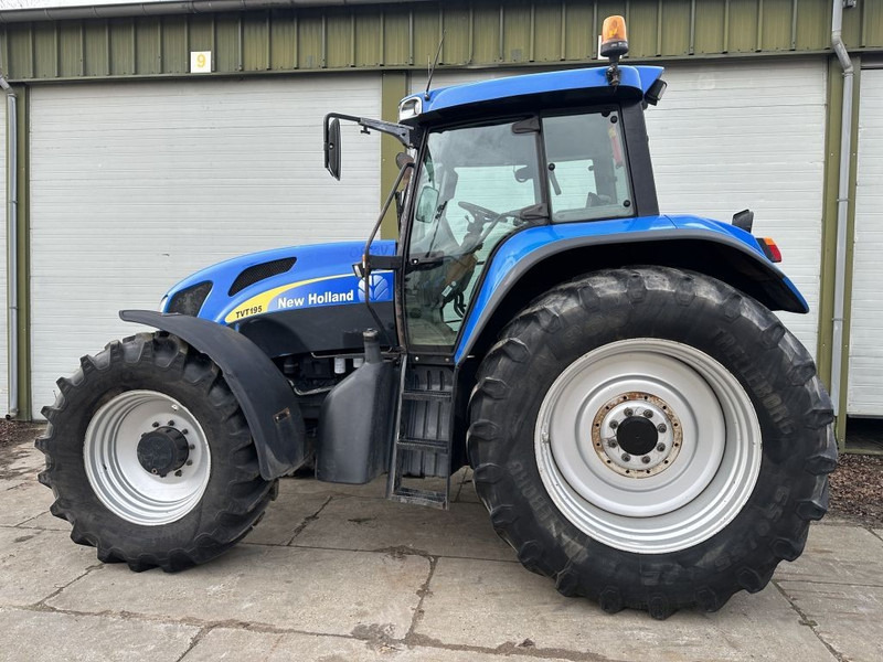 Tractor New Holland TVT 195 Dutch registration