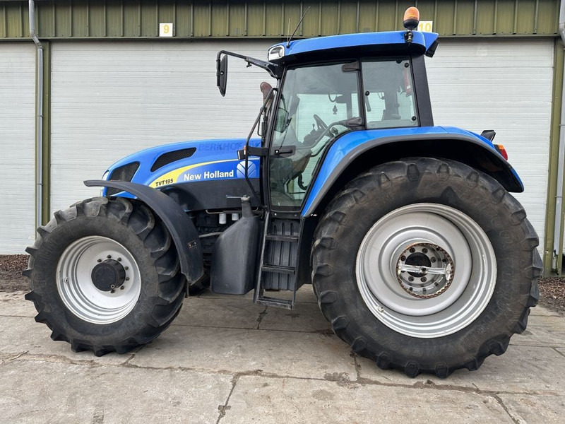 Tractor New Holland TVT 195 Dutch registration