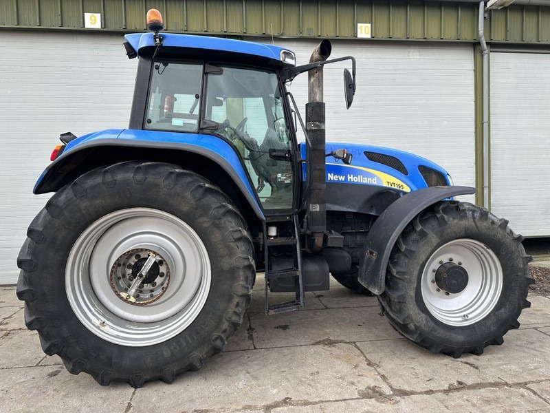 Tractor New Holland TVT 195 Dutch registration