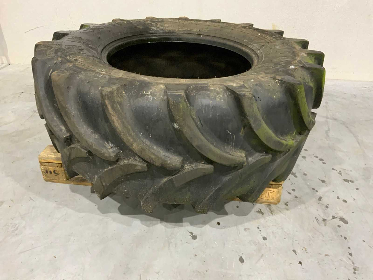 Tractor VREDESTEIN TRAXION 540/65R28 TRACTOR TIRE