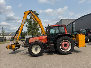 Tractor Valtra 8150 hitech met Bos maaiarm met klepelmaaier