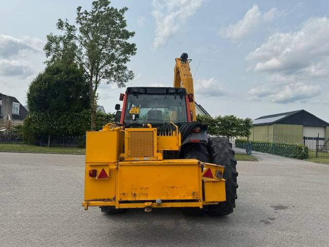 Tractor Valtra 8150 hitech met Bos maaiarm met klepelmaaier