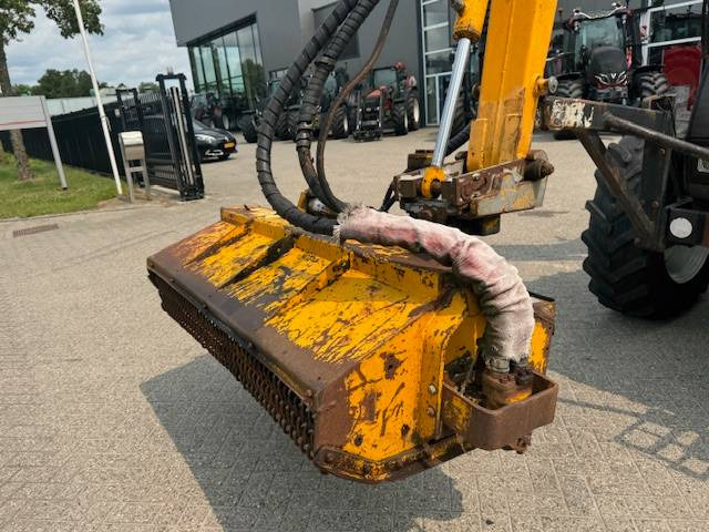 Tractor Valtra 8150 hitech met Bos maaiarm met klepelmaaier