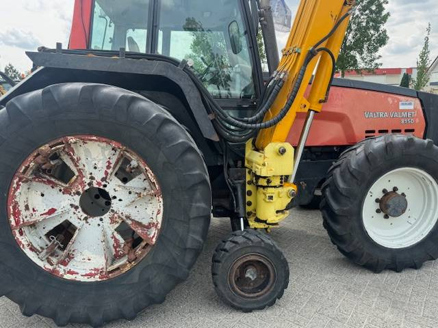 Tractor Valtra 8150 hitech met Bos maaiarm met klepelmaaier