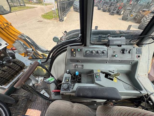 Tractor Valtra 8150 hitech met Bos maaiarm met klepelmaaier