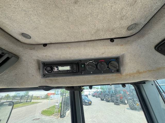Tractor Valtra 8150 hitech met Bos maaiarm met klepelmaaier