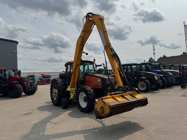 Tractor Valtra 8150 hitech met Bos maaiarm met klepelmaaier