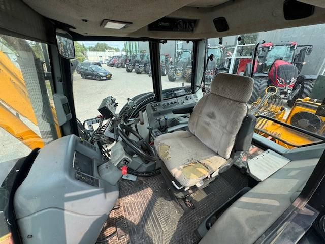 Tractor Valtra 8150 hitech met Bos maaiarm met klepelmaaier