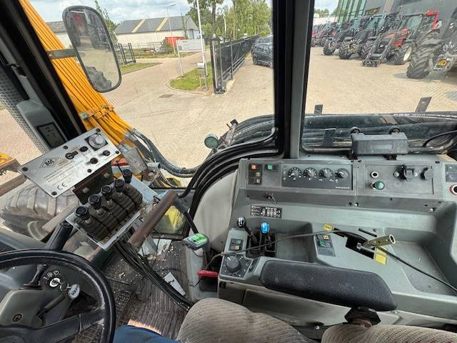 Tractor Valtra 8150 hitech met Bos maaiarm met klepelmaaier