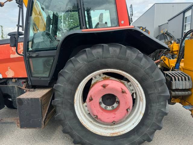 Tractor Valtra 8150 hitech met Bos maaiarm met klepelmaaier